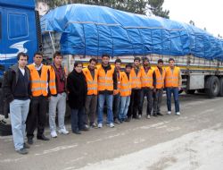 AK eller depremzedelerin yanında